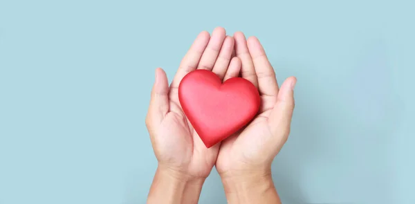 Mani Con Cuore Rosso Concetti Donazione Salute Del Cuore — Foto Stock