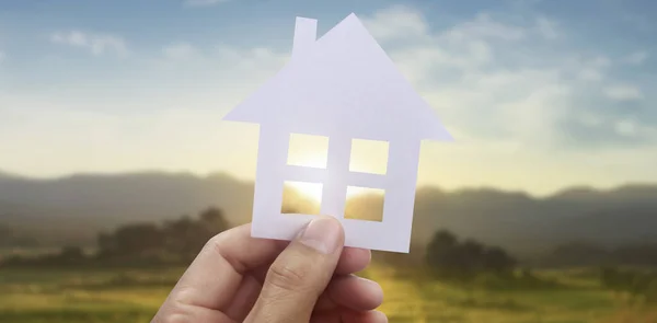 Mãos Segurando Casa Papel Casa Família Proteger Conceito Seguro — Fotografia de Stock