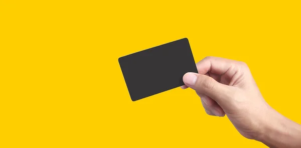 Zamknij Rękę Trzymając Pustą Czarną Kartę Karta Kredytowa Izolacji — Zdjęcie stockowe