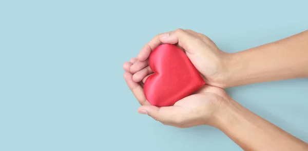 Hände Die Ein Rotes Herz Halten Konzepte Zur Herzgesundheit — Stockfoto