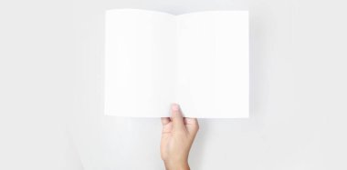 Bir mektup kağıdı için elleri boş tutuyordu.