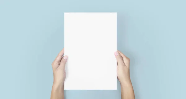 Mãos Segurando Papel Branco Para Papel Carta — Fotografia de Stock