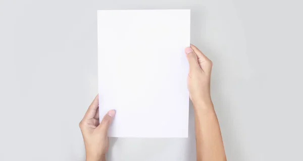 Ruce Držící Papír Prázdné Pro Papír Dopisy — Stock fotografie