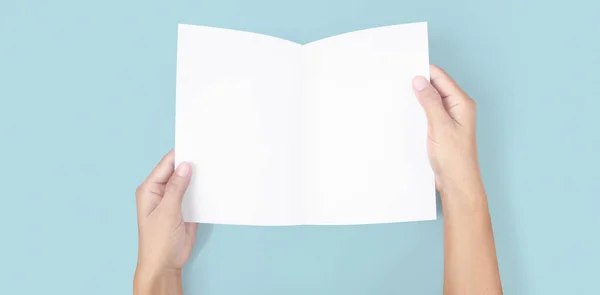 Hände Die Papier Blank Halten Für Ein Briefpapier Stockbild