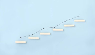 Basamaklar el ele tutuşmuş durumda. Büyüme süreci için iş konsepti