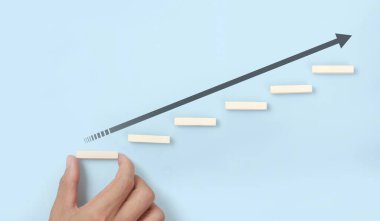 Basamaklar el ele tutuşmuş durumda. Büyüme süreci için iş konsepti