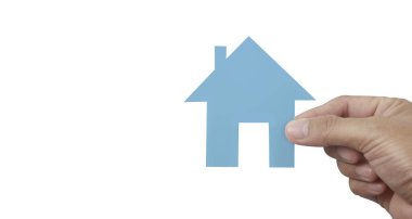 Kağıt ev, aile evi ve sigorta konseptini koruyan eller.