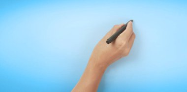 El siyah kalemle çizilmeye hazır.