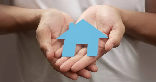 手握纸制住房 家庭住房和保护保险概念 图库图片