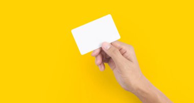 Elinde sanal bir kart tutarken...