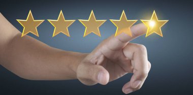 Yükselen beş yıldızın yükselen eline dokunmak. Değerlendirme ve sınıflandırma kavramını arttır