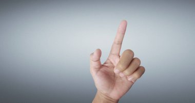 Eller düğme ekran arayüzüne dokunuyor küresel bağlantı müşteri ağ veri alışverişi