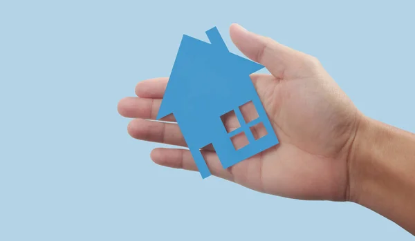 Mãos Segurando Casa Papel Casa Família Proteger Conceito Seguro — Fotografia de Stock