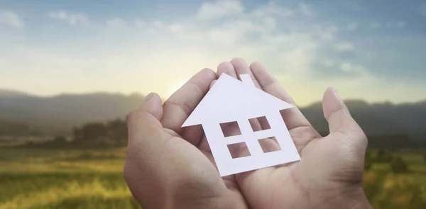 Mãos Segurando Casa Papel Casa Família Proteger Conceito Seguro — Fotografia de Stock