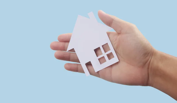 Mãos Segurando Casa Papel Casa Família Proteger Conceito Seguro — Fotografia de Stock