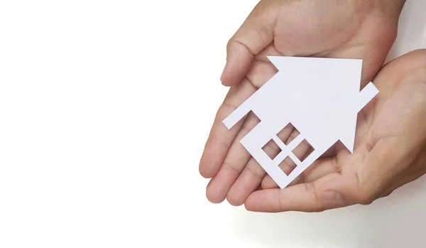 Mãos Segurando Casa Papel Casa Família Proteger Conceito Seguro — Fotografia de Stock