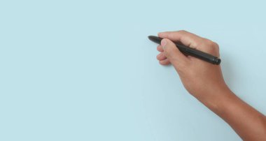 El siyah kalemle çizilmeye hazır.