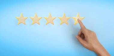 Yükselen beş yıldızın yükselen eline dokunmak. Değerlendirme ve sınıflandırma kavramını arttır