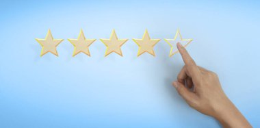 Yükselen beş yıldızın yükselen eline dokunmak. Değerlendirme ve sınıflandırma kavramını arttır