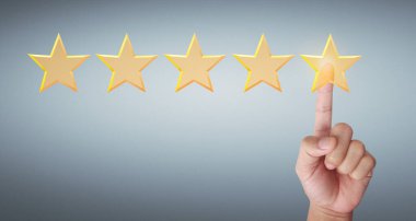 Yükselen beş yıldızın yükselen eline dokunmak. Değerlendirme ve sınıflandırma kavramını arttır