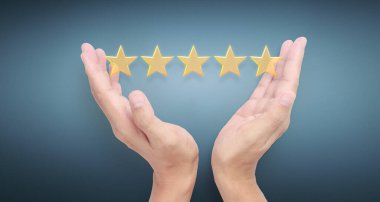 El ve beş yıldız artıyor. Değerlendirme ve sınıflandırma kavramını arttır