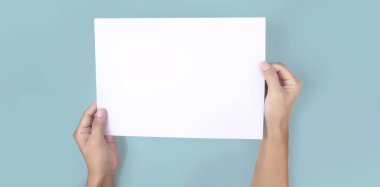 Bir mektup kağıdı için elleri boş tutuyordu.