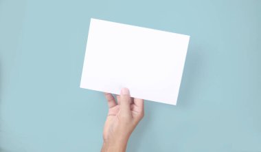 Bir mektup kağıdı için elleri boş tutuyordu.