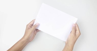 Bir mektup kağıdı için elleri boş tutuyordu.