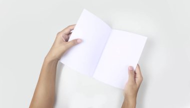 Bir mektup kağıdı için elleri boş tutuyordu.