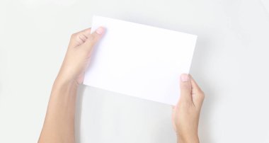 Bir mektup kağıdı için elleri boş tutuyordu.