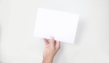 Bir mektup kağıdı için elleri boş tutuyordu.