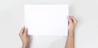 Bir mektup kağıdı için elleri boş tutuyordu.