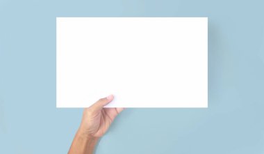 Bir mektup kağıdı için elleri boş tutuyordu.