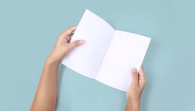 Bir mektup kağıdı için elleri boş tutuyordu.