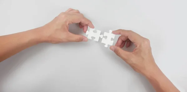 Hält Der Hand Puzzle Erfolg Von Geschäftslösungen Und Strategiekonzept — Stockfoto