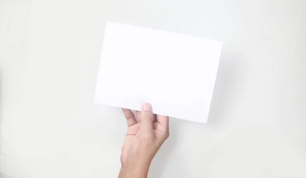 Χέρια Κρατώντας Χαρτί Κενό Για Ένα Χαρτί Επιστολή — Φωτογραφία Αρχείου
