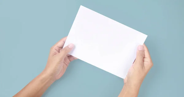 Manos Sosteniendo Papel Blanco Para Papel Carta — Foto de Stock