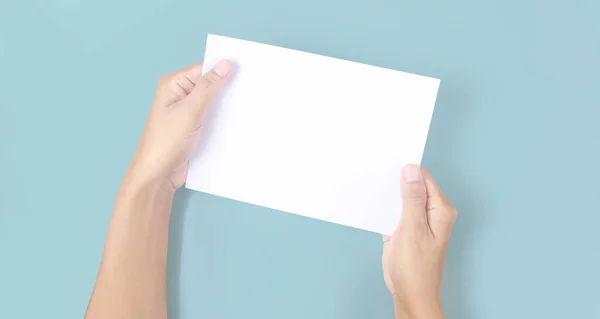 Manos Sosteniendo Papel Blanco Para Papel Carta — Foto de Stock