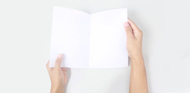 Bir mektup kağıdı için elleri boş tutuyordu.