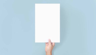 Bir mektup kağıdı için elleri boş tutuyordu.