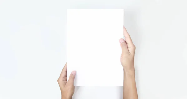 Mani Che Tengono Carta Bianco Una Carta Lettera — Foto Stock