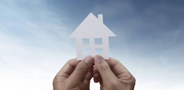 Mãos Segurando Casa Papel Casa Família Proteger Conceito Seguro — Fotografia de Stock