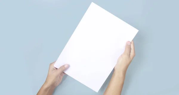 Handen Die Papier Leeg Houden Voor Een Briefpapier — Stockfoto