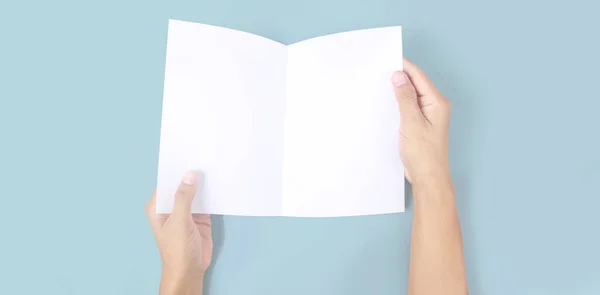 Mãos Segurando Papel Branco Para Papel Carta — Fotografia de Stock