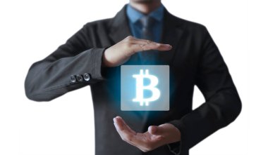 Eller bitcoin simgesini dijital üzerinde sanal para olarak gösterir
