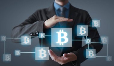 Eller bitcoin simgesini dijital üzerinde sanal para olarak gösterir