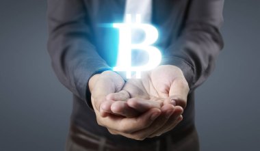 Eller bitcoin simgesini dijital üzerinde sanal para olarak gösterir
