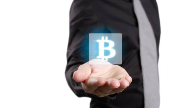 Eller bitcoin simgesini dijital üzerinde sanal para olarak gösterir