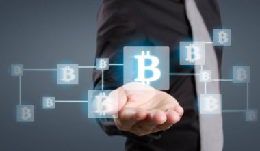 Eller bitcoin simgesini dijital üzerinde sanal para olarak gösterir