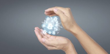 Eller bitcoin simgesini dijital üzerinde sanal para olarak gösterir